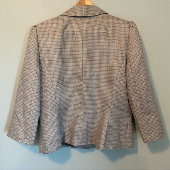 Tahari ASL Beige Blazer and Tailored Silhouette with matching pencil skirt. - Picture 6 of 10